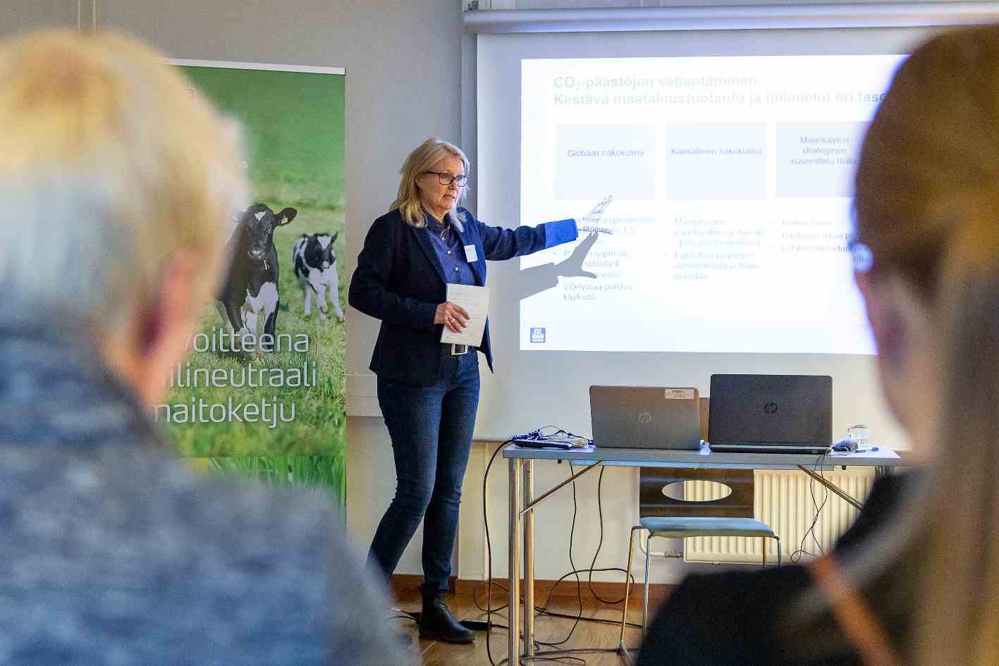 Mervi Seppänen kertoo nurmienlannoituksesta.