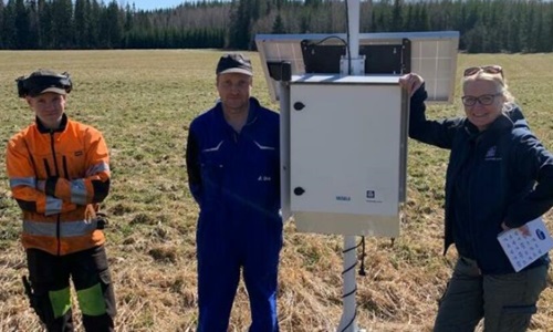 Iitissä Markku Lallukan nurmipellot olivat kosteusantureiden perusteella kuivahtaneet lannoituskuntoon.