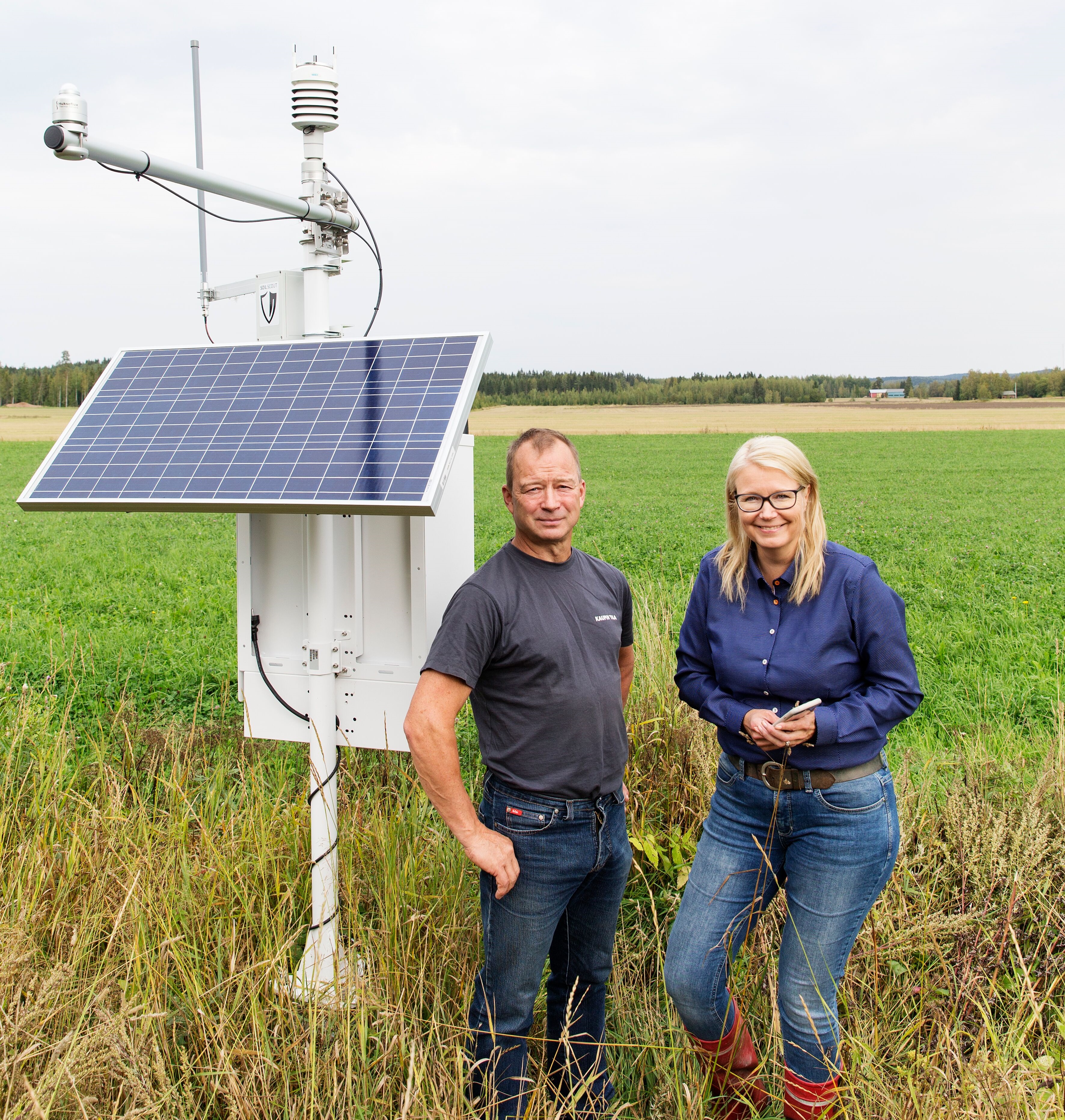 Kaikille Carbo-yhteistyöverkostossa mukana oleville tiloille on asennettu tänä vuonna sääasema. Tilan isäntä Risto Linnainmaa esitteli lokakuun alussa sääasemaa Yaran nurmen kehityspäällikkö Mervi Seppäselle.