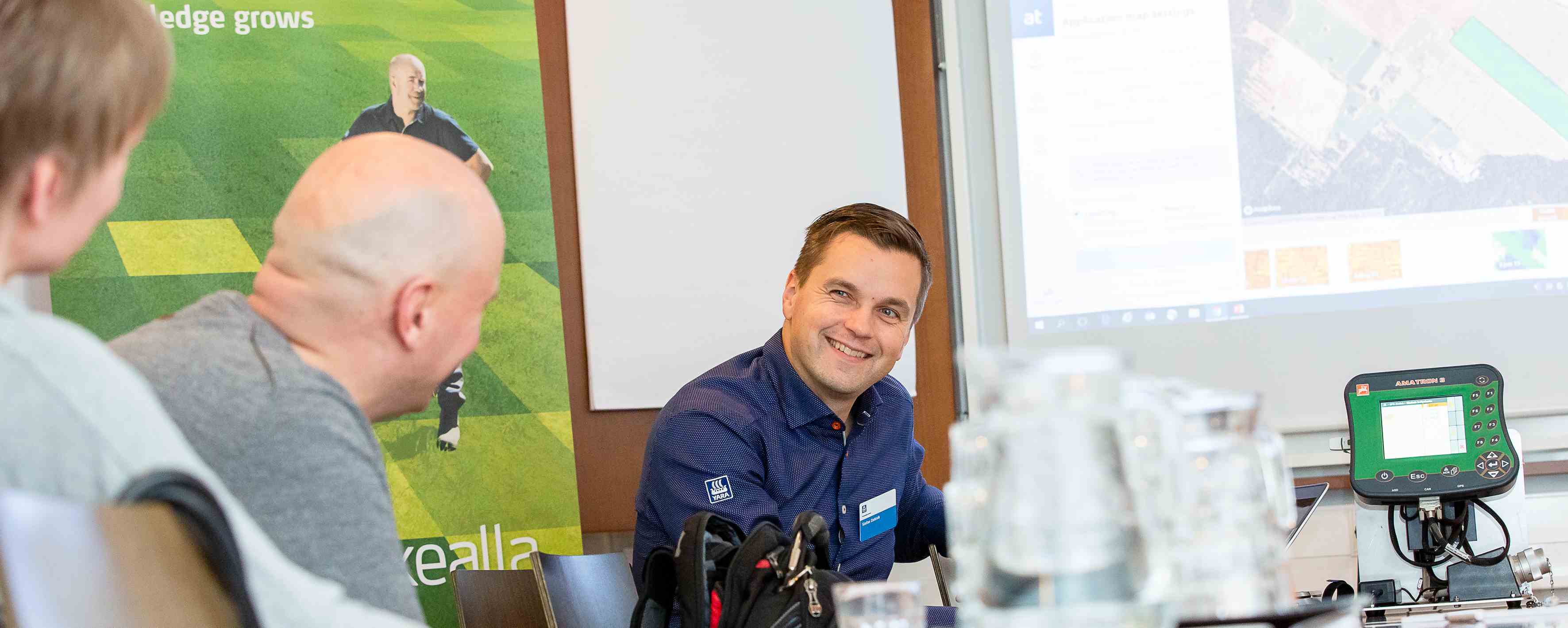 Stefan esittelee Yaran satelliititeknologiaa viljelijöille