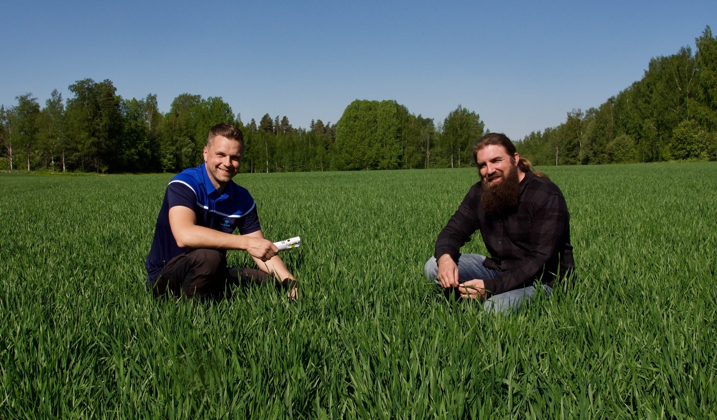 Yaran asiakkuuspäällikkö Stefan Dahlvik tekemässä typpimittauksia Yara N-Tester BT:llä Samuel Jussilan (oik.) tilalla Janakkalassa kesällä 2021.