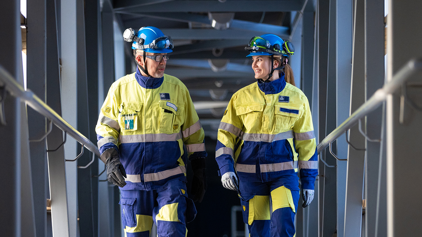 Henkilöstö kävelee kulkutunnelissa