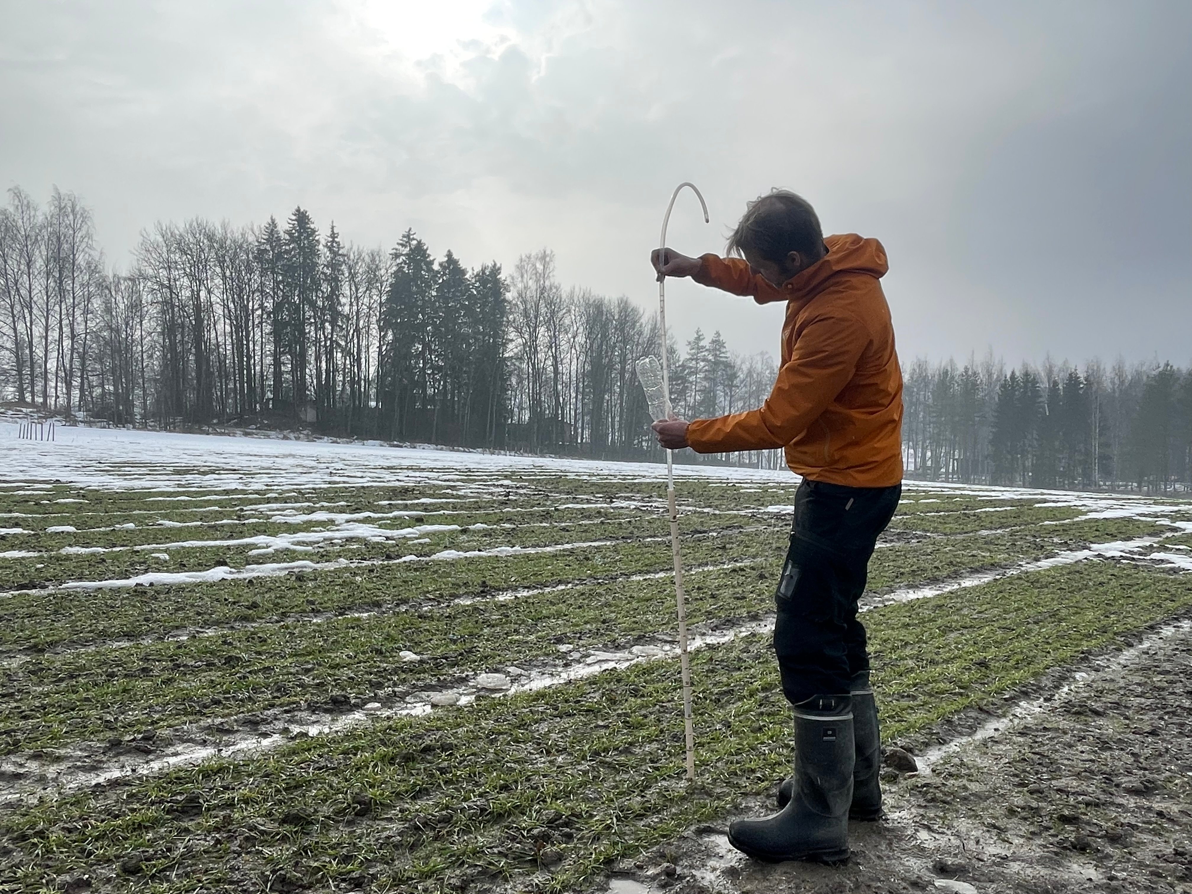 Mikko Sakala mittaa routaa