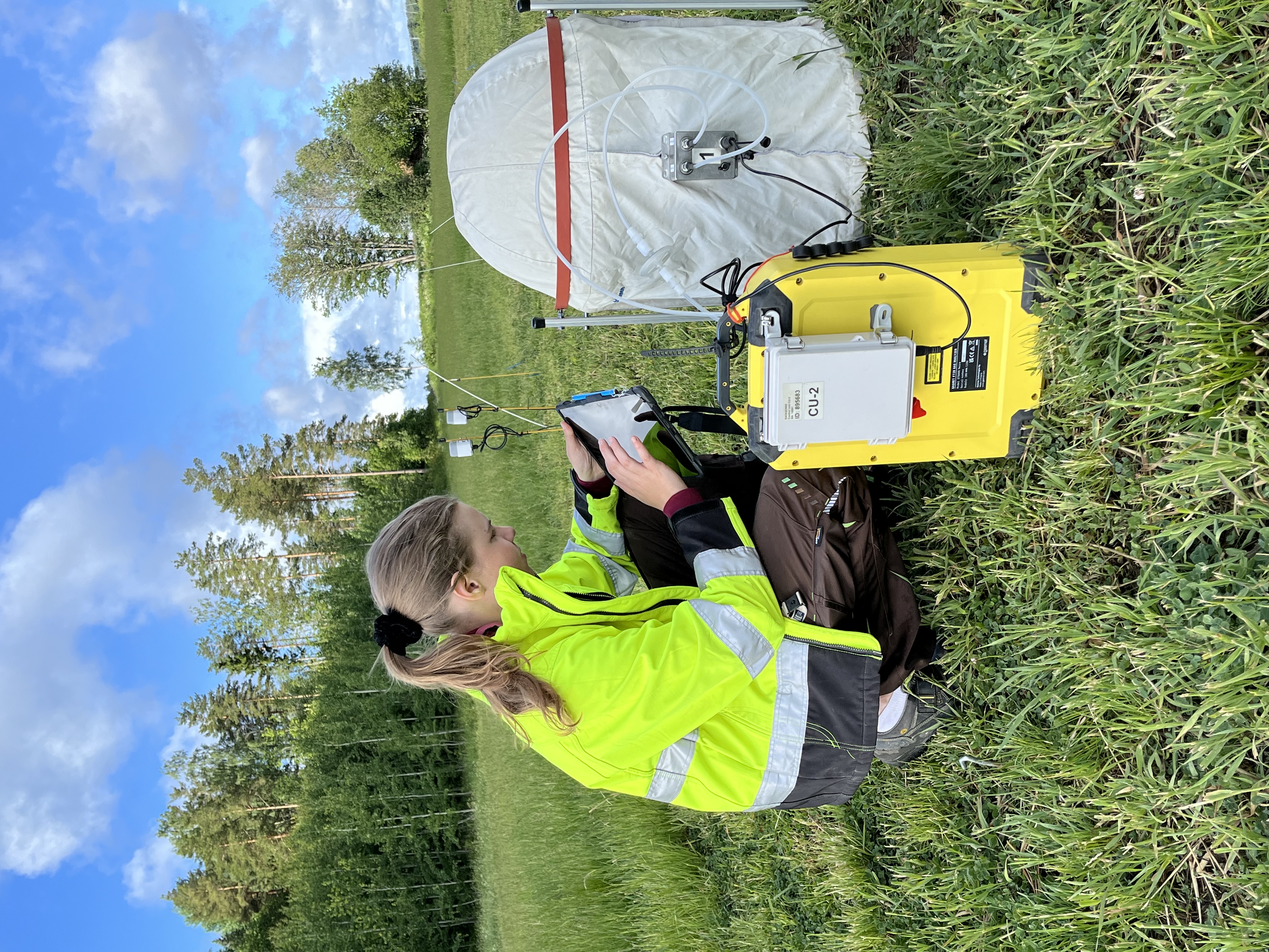 Kammiomittauksia Kotkaniemessä. Kuvassa Kotkaniemen työntekijä Suvi Taruma.