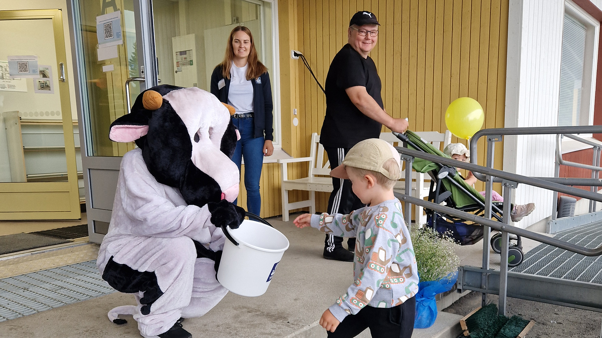 Yara tutuksi -tapahtuman kävijöitä ja Mila-maskotti