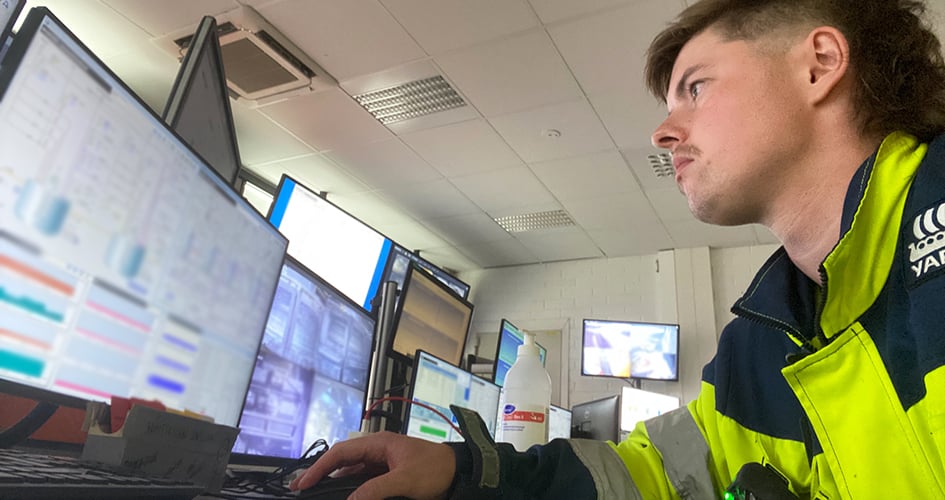 Reaktorinhoitaja Niko Nyyssönen ohjaamossa